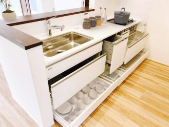  ■料理をしながらリビングが見える対面キッチン！食洗機・浄水器搭載です。同仕様写真