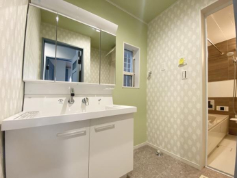  ■爽やかなグリーンのアクセントクロスを使用した洗面室！