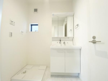  ■2階に配置された洗面脱衣室！バルコニーまでワンフロアで洗濯物もラクラク！
