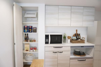  広めのキッチンパントリーがあると非常食や調理器具もしまえてスッキリ収納できます！